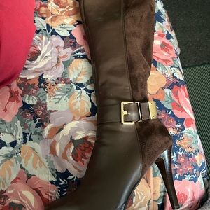 Beautiful tall brown boots only worn a couple of times in good condition.